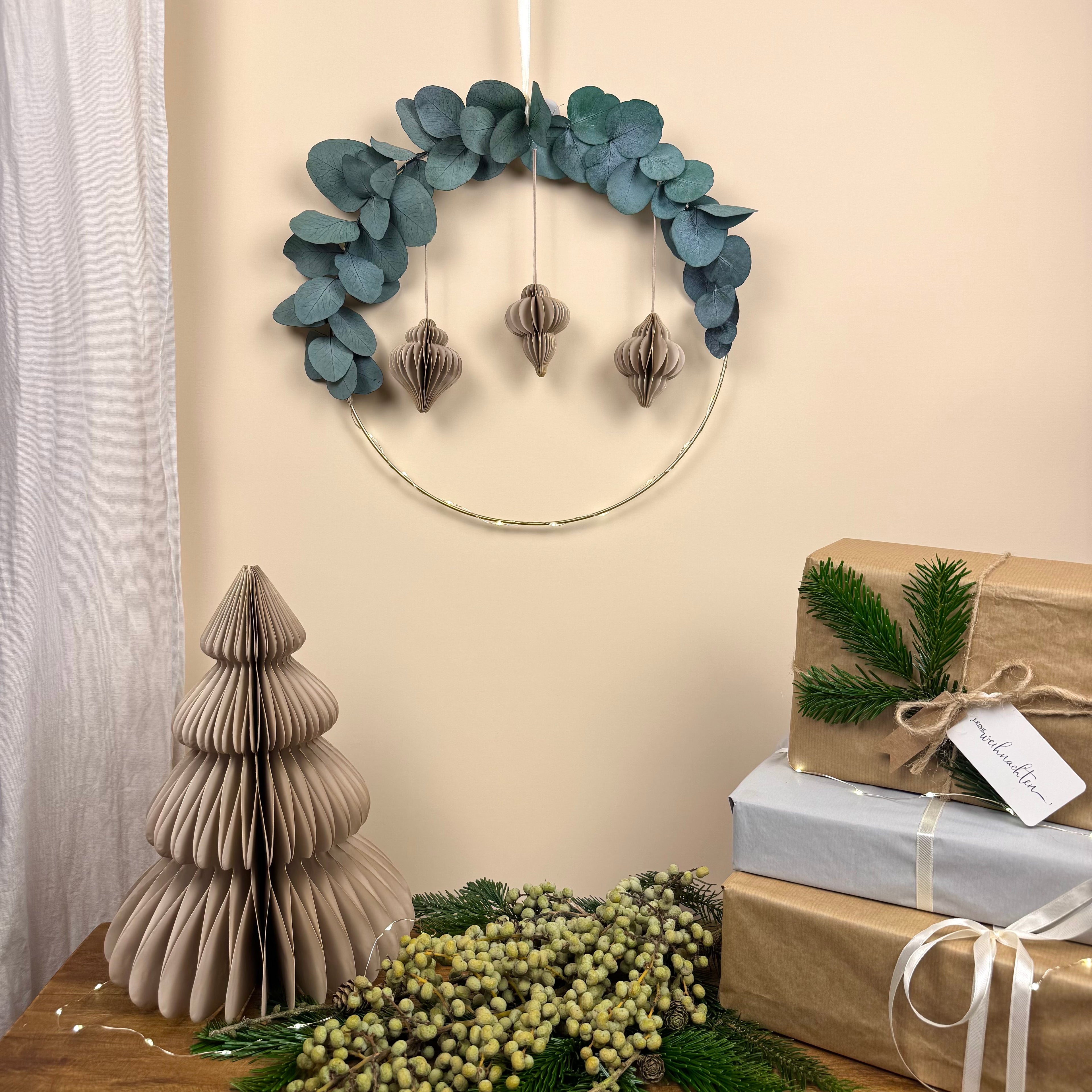 Dekoset Weihnachten
Eukalyptuskranz mit Papierbaum Deko